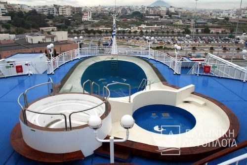 swimming pool-sun deck