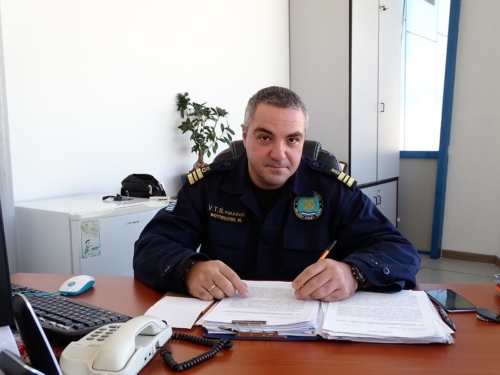 Διοικητής V.T.S. Piraeus, Υποπλοίαρχος Λ.Σ. κ. Νικόλαος Βουνιόζος